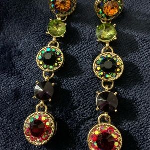 Woman’s Beautiful jeweled dangling earrings. Approx 3.5-4”.NWNT.